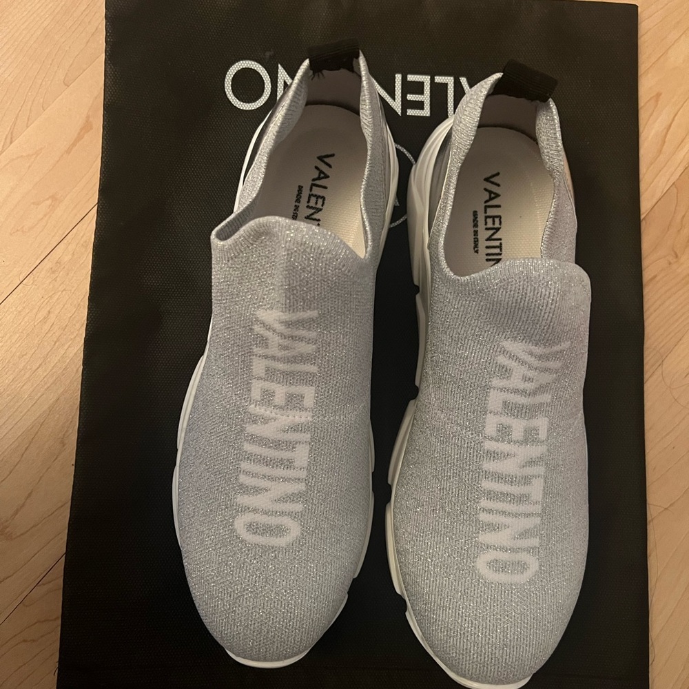 Brand new pair of Valentino sneakers Queenie Silver